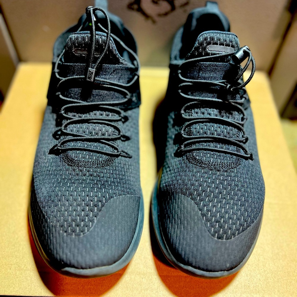 Nike Running Shoes pure black. No laces needed